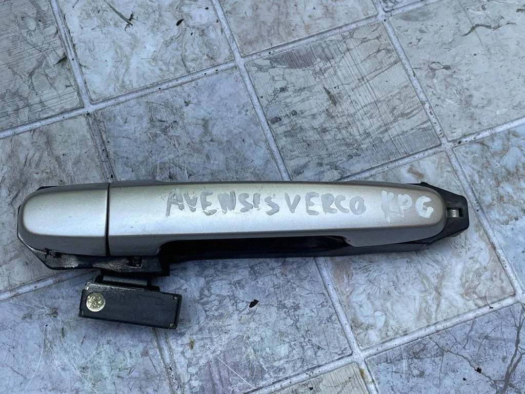Tagaukse välimine käepide – Toyota Avensis Verso (2001-2009)