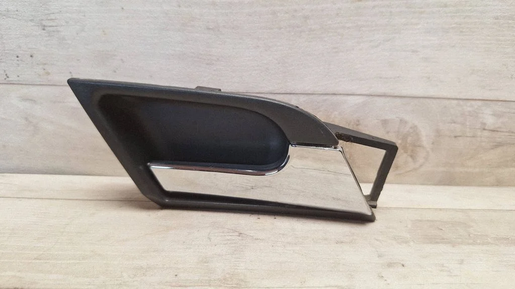 Rear door interior handle 200404