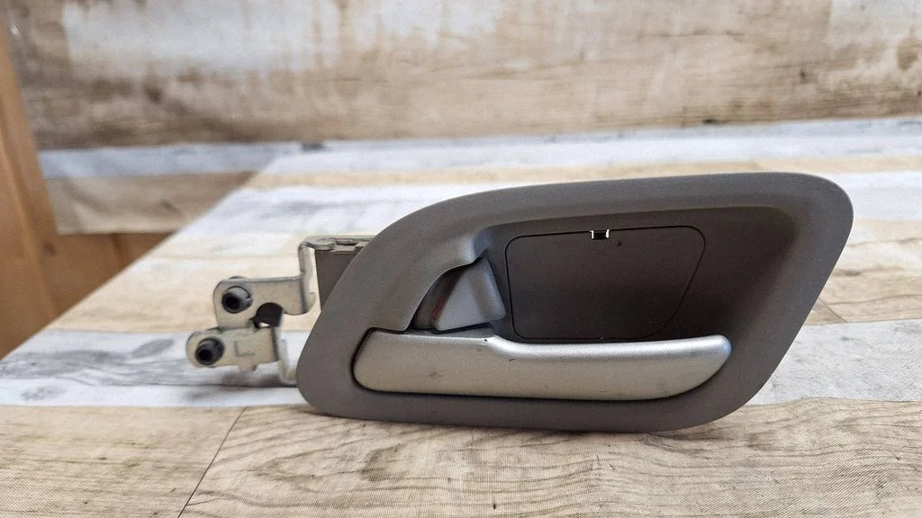 Rear door interior handle – rear left