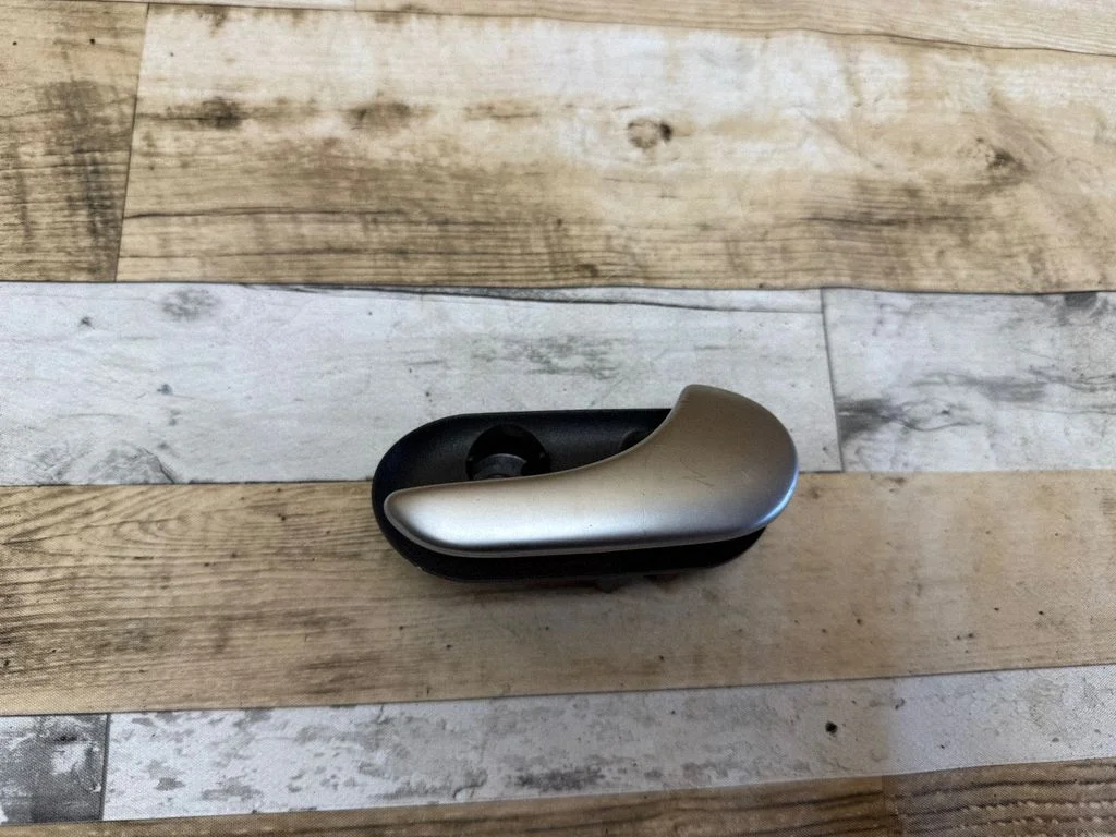 Rear door interior handle – rear right