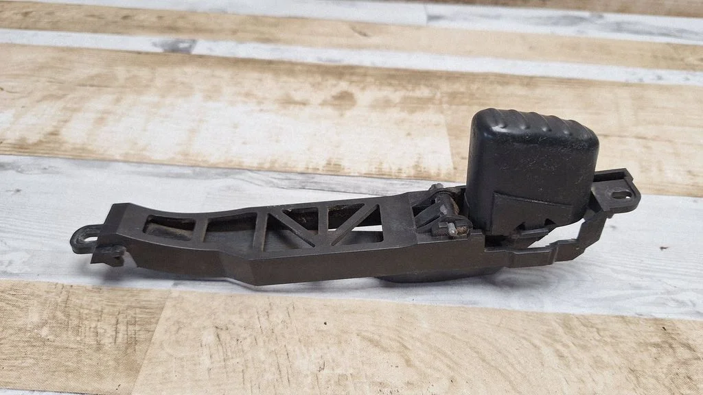 Rear door interior handle – rear left