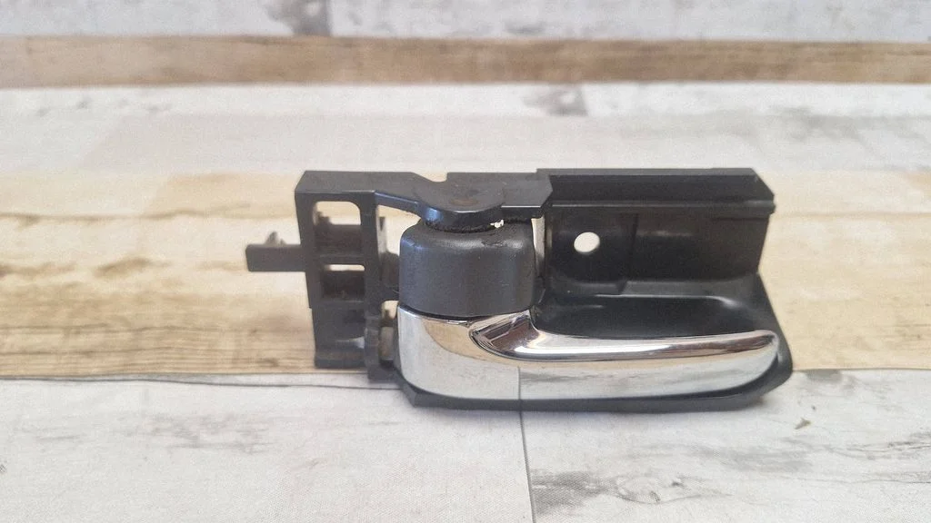 Rear door interior handle – rear left