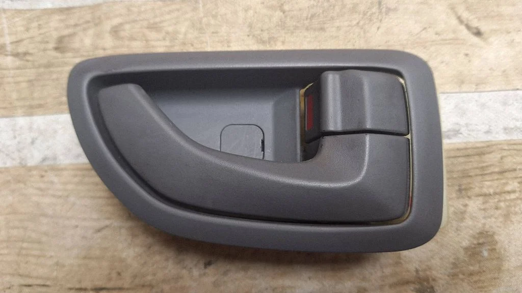 Tagaukse sisemine käepide 826112E000