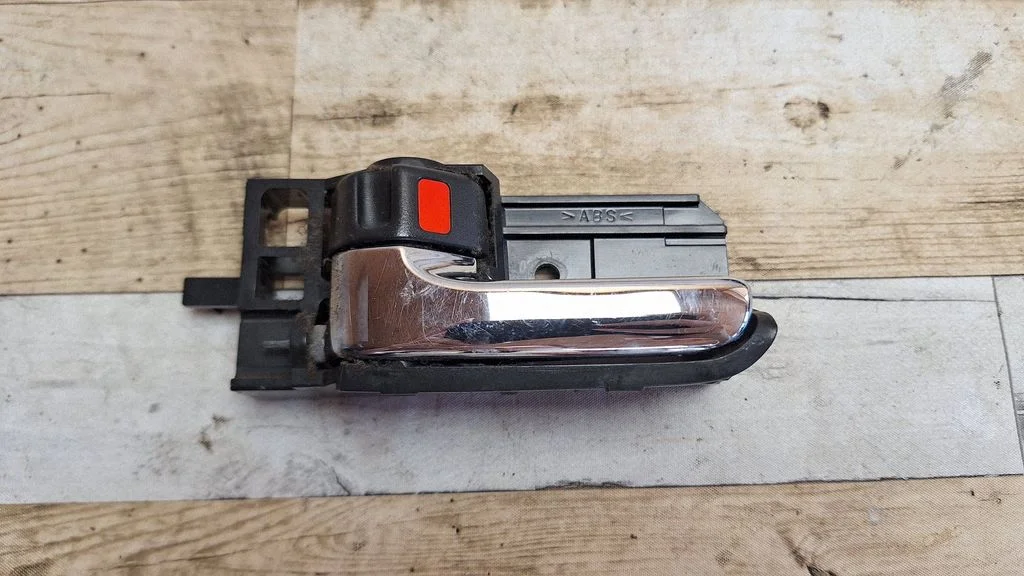 Rear door interior handle – rear left