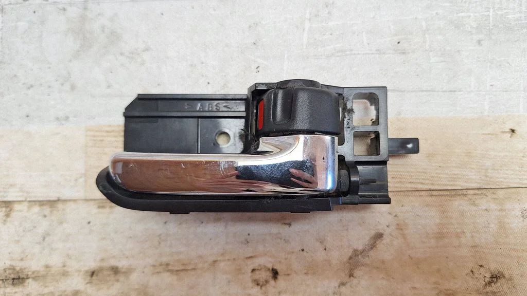 Rear door interior handle – rear right