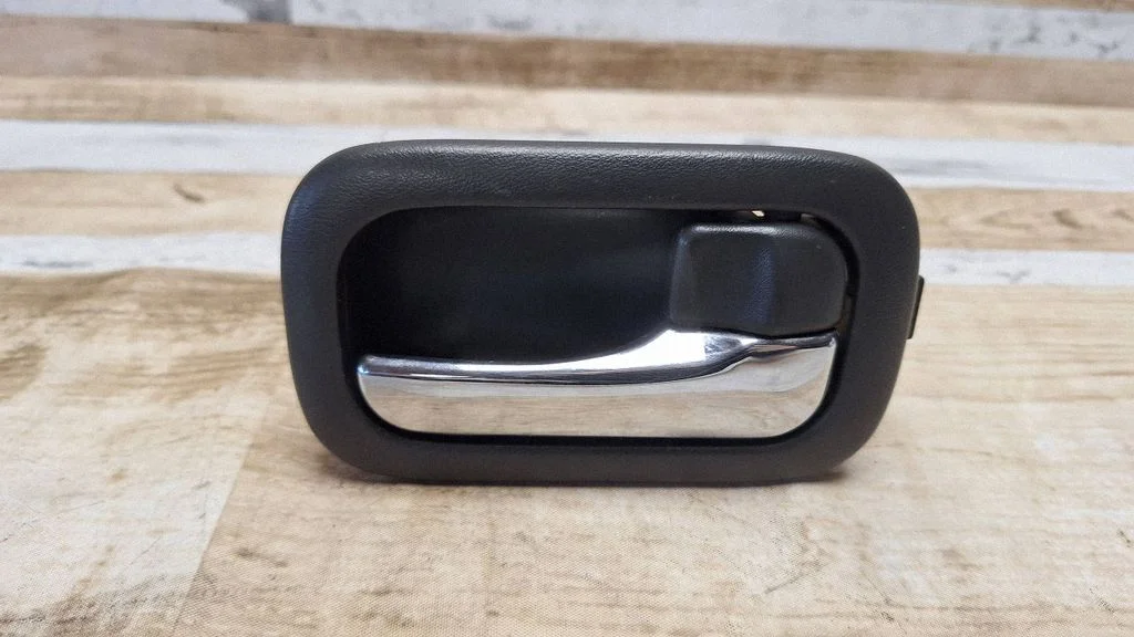 Rear door interior handle – rear left