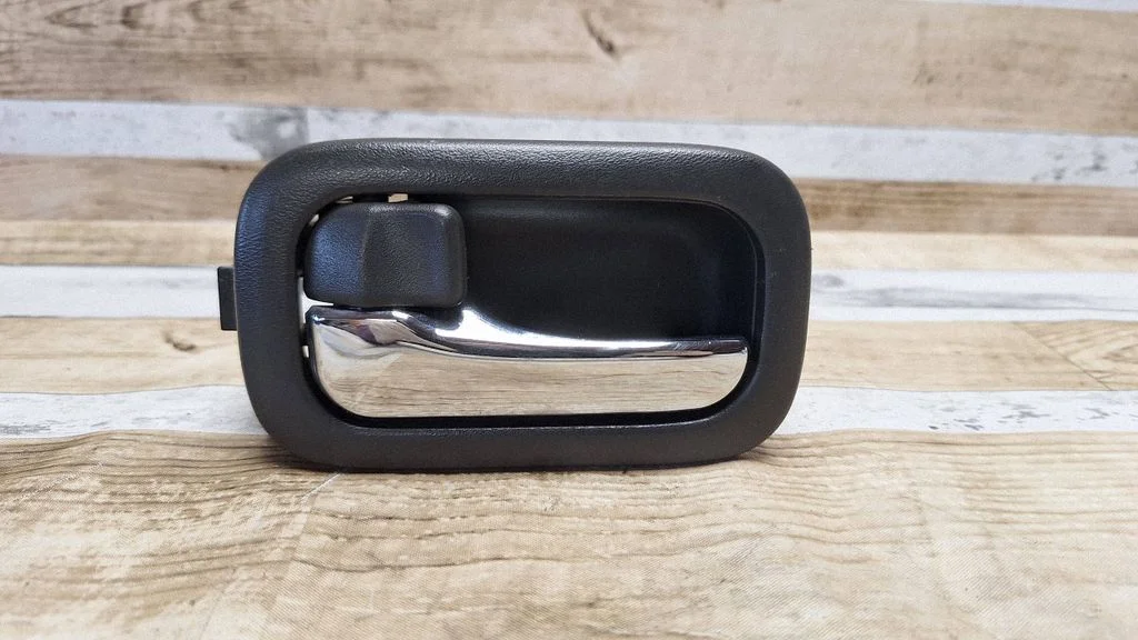 Rear door interior handle – rear right