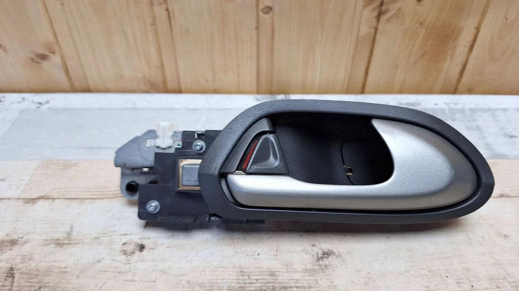 Rear door interior handle – rear right
