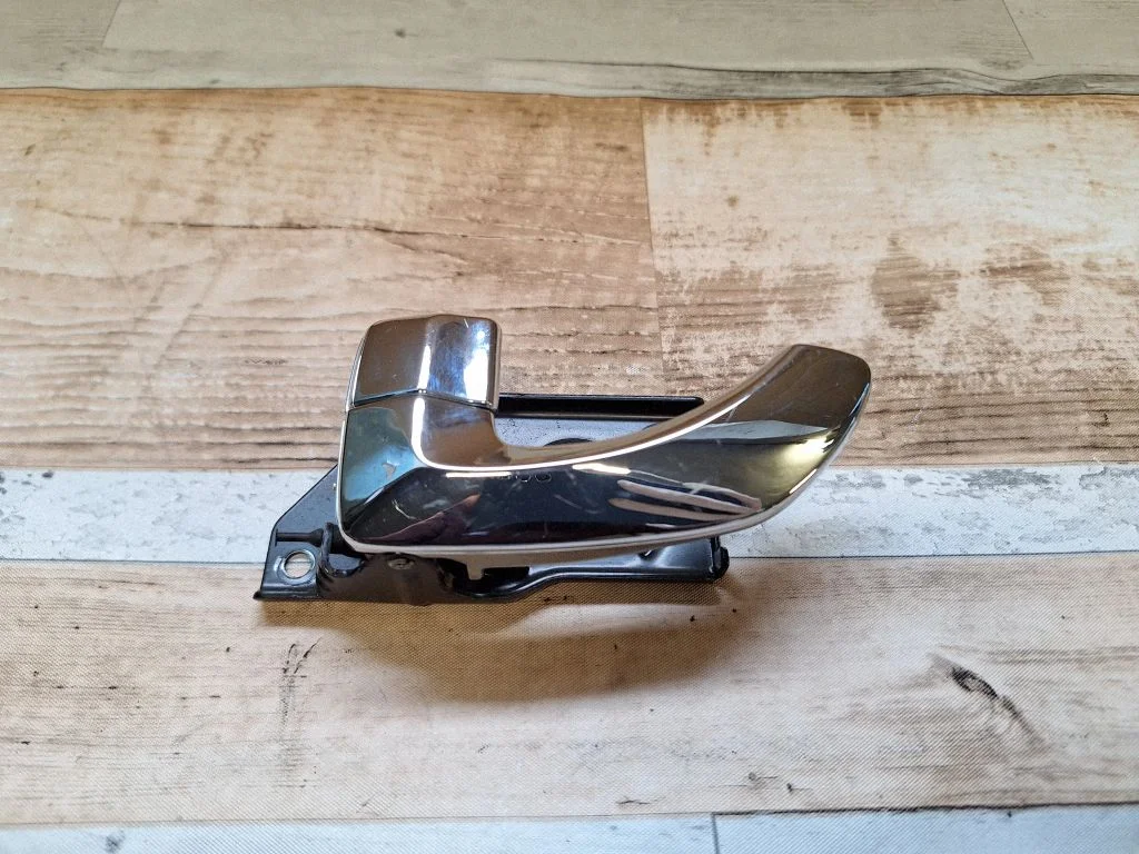 Rear door interior handle – rear left