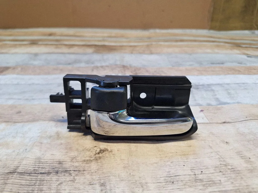 Rear door interior handle – rear left
