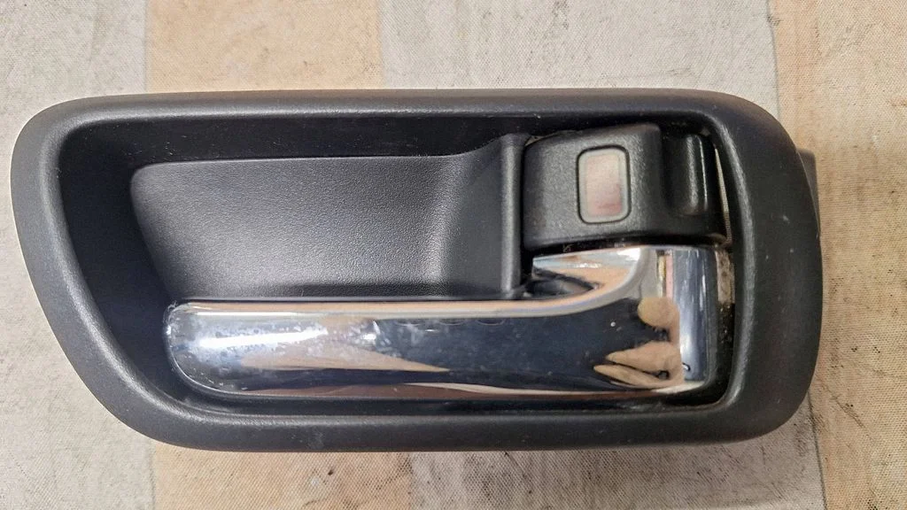 Klamka wewnętrzna drzwi tylnych – Toyota Corolla Verso AR10 (2004-2009)