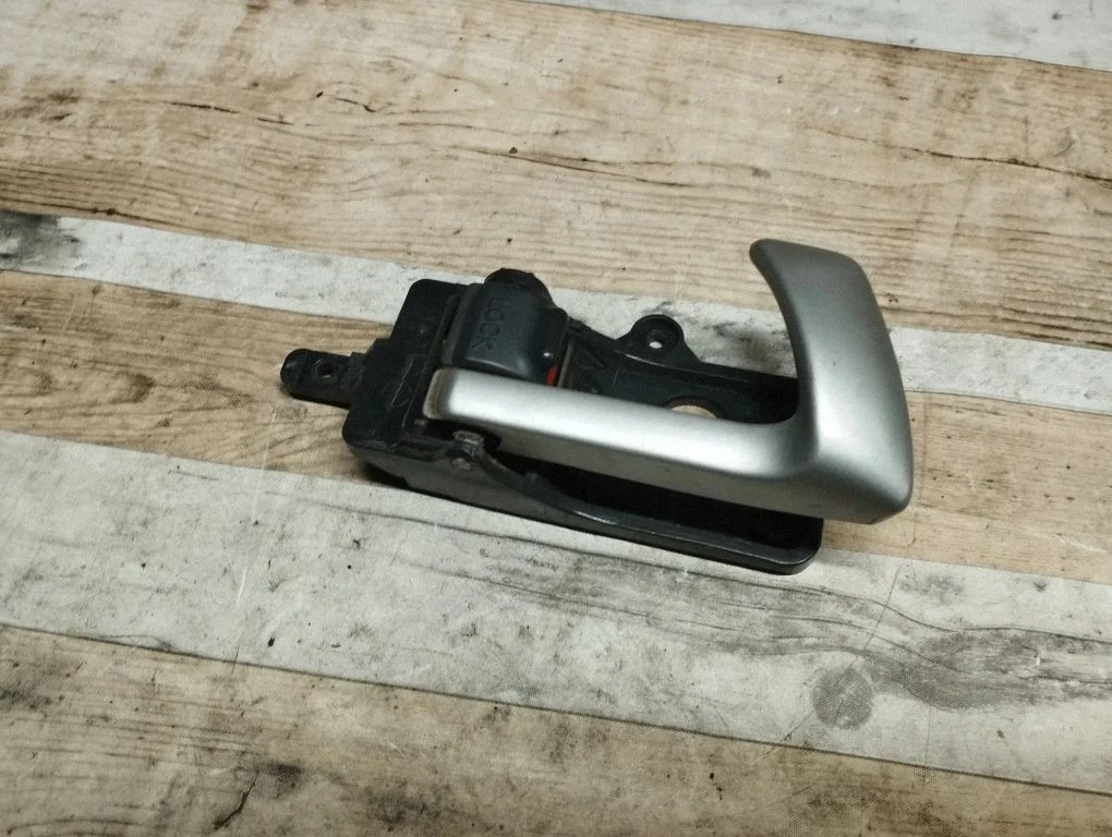 Rear door interior handle – rear right