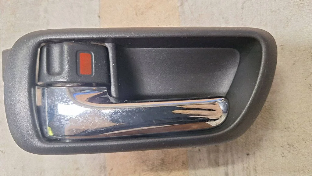 Klamka wewnętrzna drzwi tylnych – Toyota Corolla Verso AR10 (2004-2009)