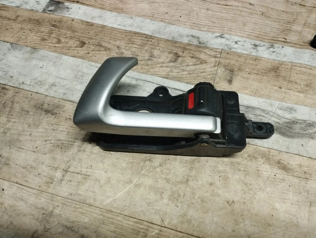 Rear door interior handle – rear left