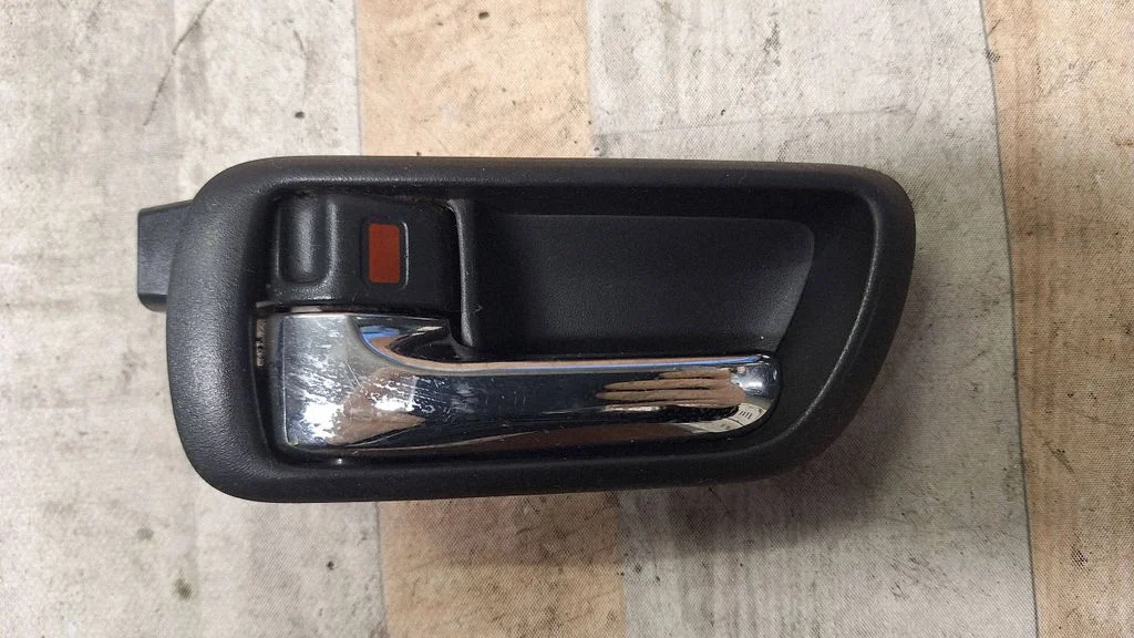 Klamka wewnętrzna drzwi tylnych – Toyota Corolla Verso AR10 (2004-2009)