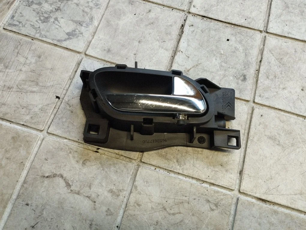 Aizmugurējais iekšējais atvēršanas rokturis 96526177VD