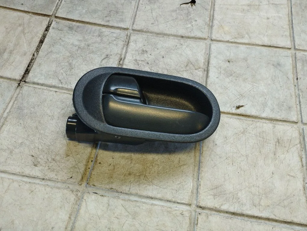 Rear door interior handle – rear left