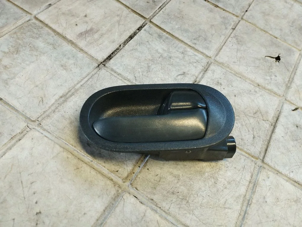 Rear door interior handle – rear right
