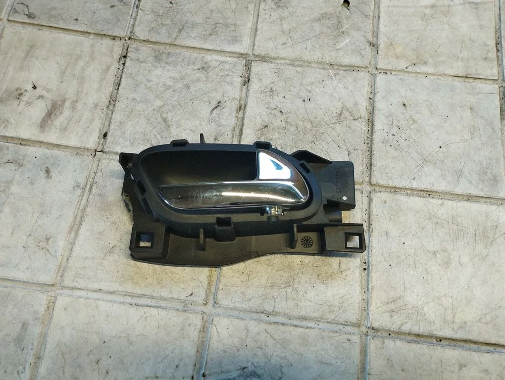 Rear door interior handle – rear right