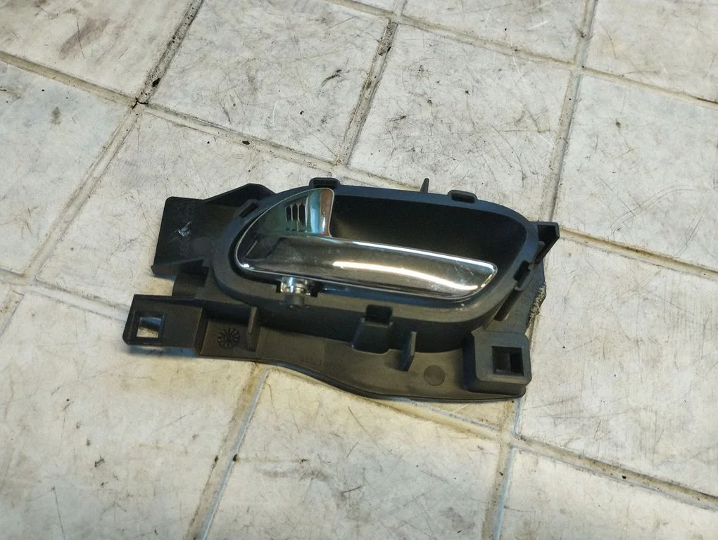 Rear door interior handle – rear left