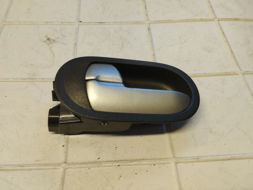 Rear door interior handle – rear left