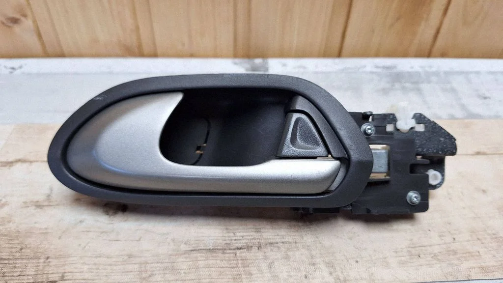 Rear door interior handle – rear left