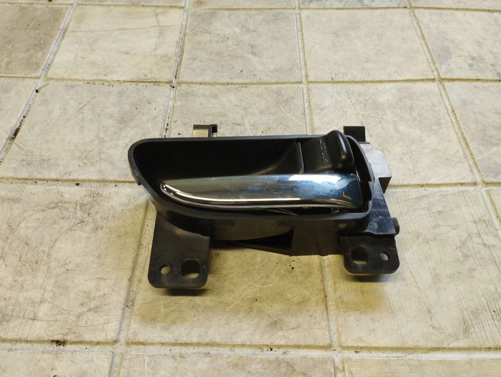 Aizmugurējais iekšējais atvēršanas rokturis – Subaru Outback (2009-2014)