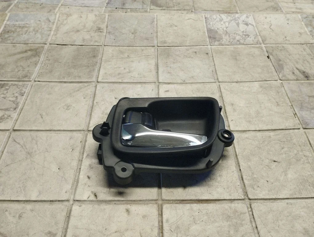 Tagaukse sisemine käepide MN134445