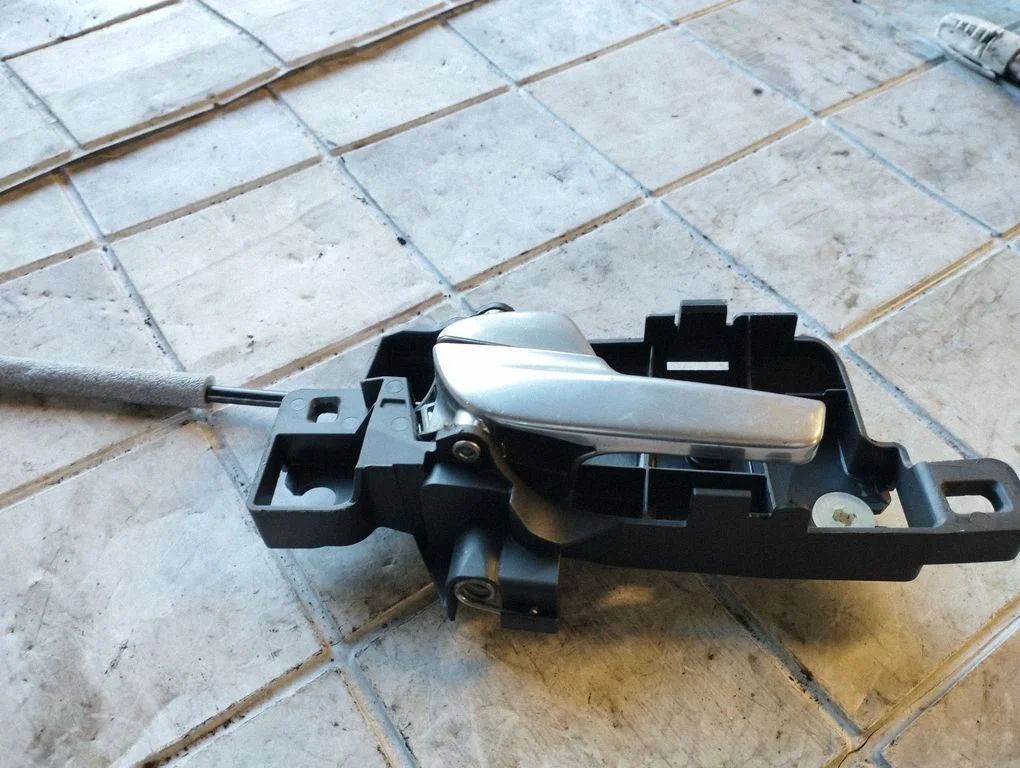 Aizmugurējais iekšējais atvēršanas rokturis 6M21U22601