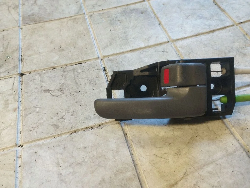 Tagaukse sisemine käepide – Toyota RAV 4 (XA20) (2000-2005)