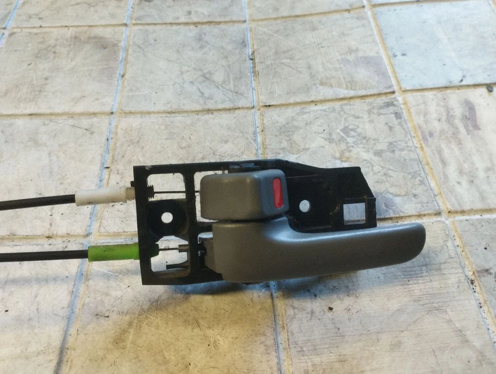 Tagaukse sisemine käepide – Toyota RAV 4 (XA20) (2000-2005)