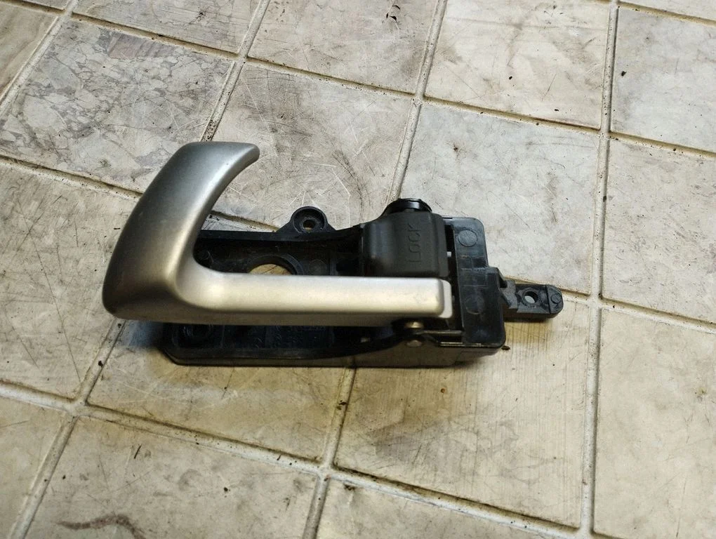 Rear door interior handle 82613CM000