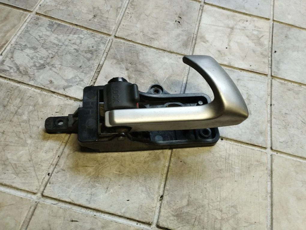 Rear door interior handle 82623CM000