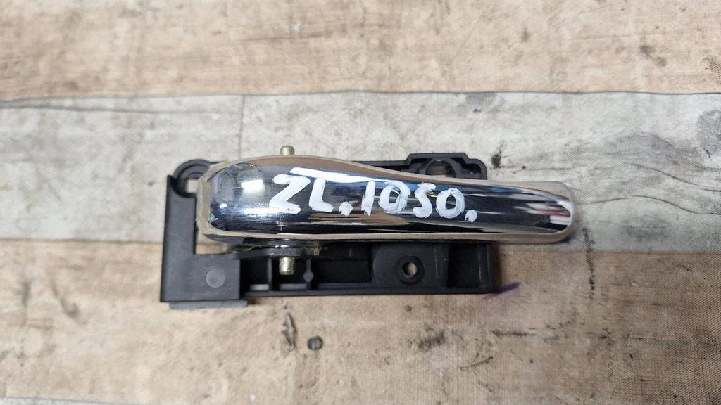 Rear door interior handle – rear left