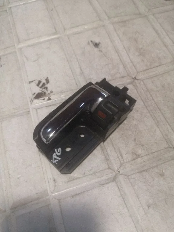 Tagaukse sisemine käepide – Toyota Avensis T250 (2003-2006)