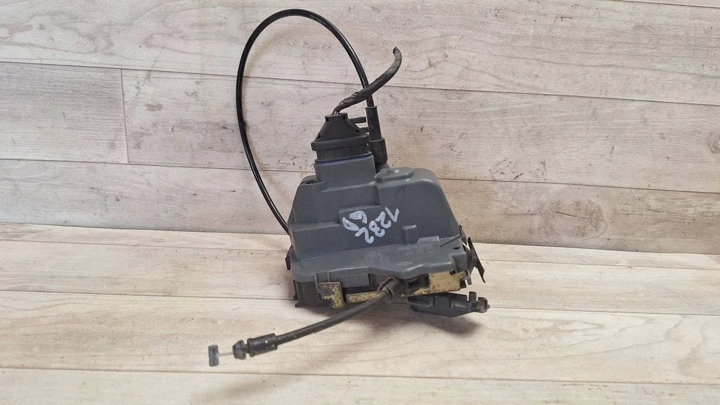 Rear door lock – rear right