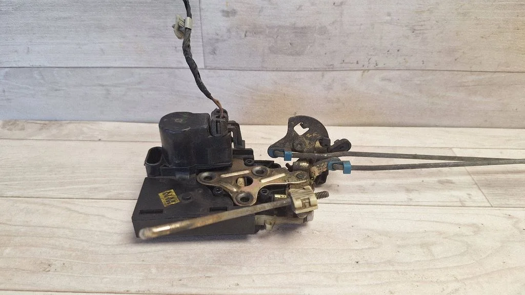 Rear door lock – rear right