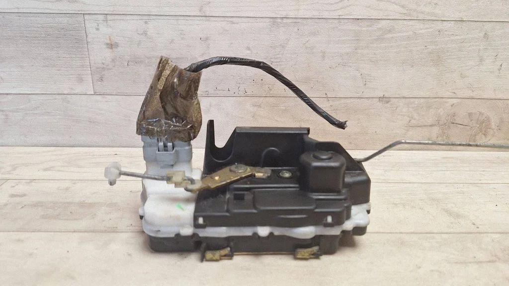 Rear door lock – rear right