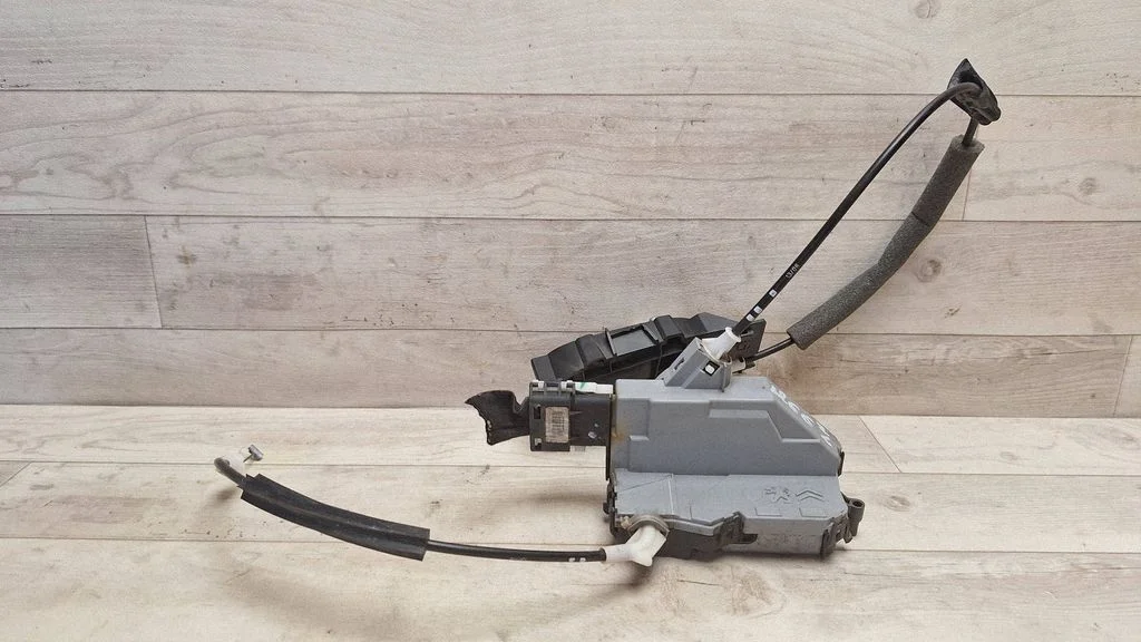 Rear door lock A01775