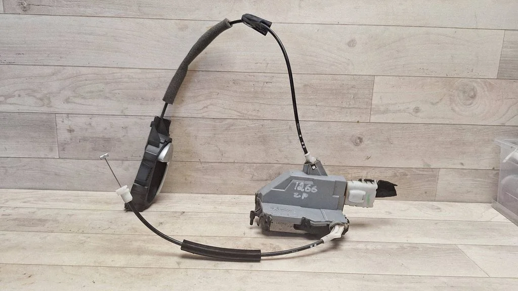 Rear door lock A01776
