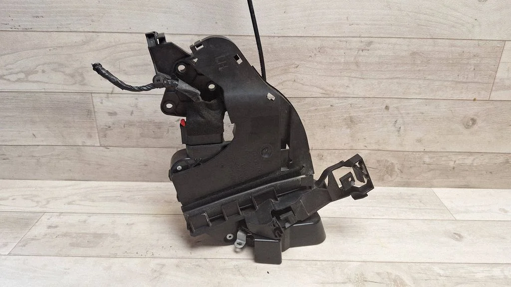Rear door lock 30699111