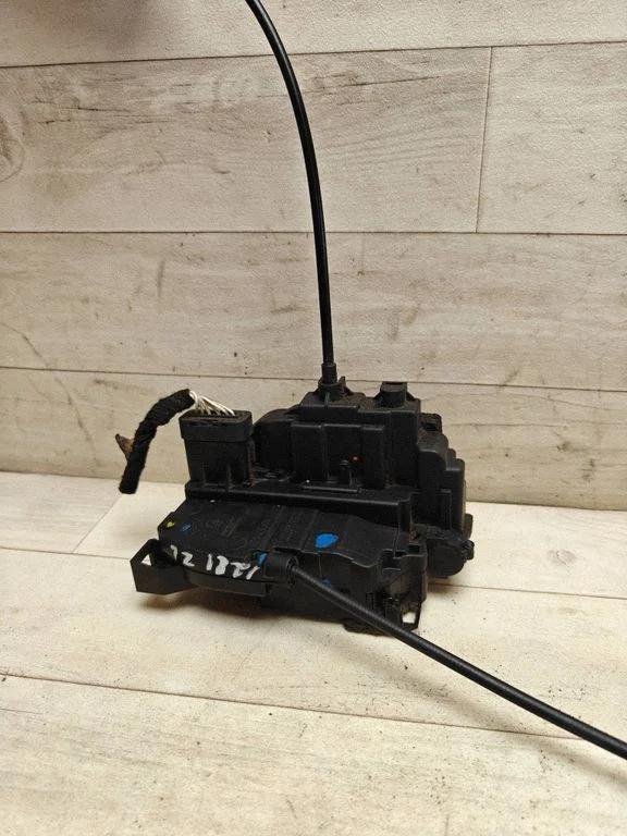 Rear door lock 825010003R