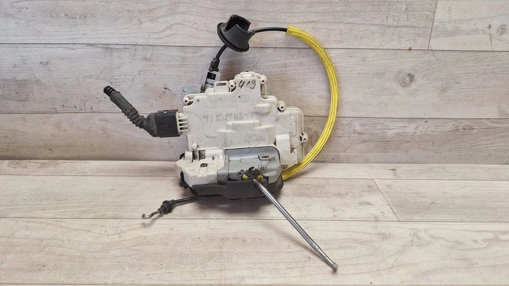 Rear door lock 4F0839015