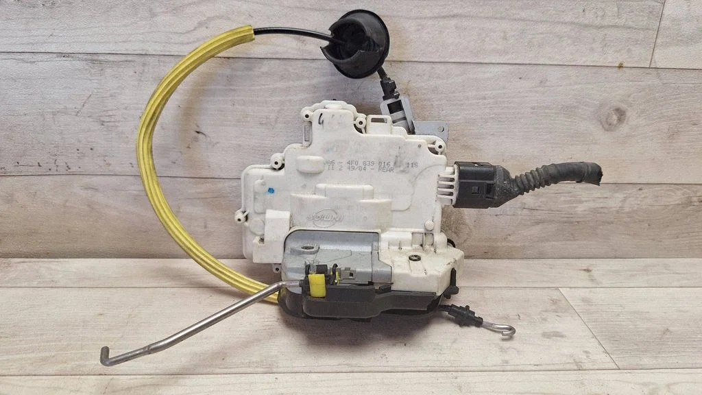 Rear door lock 4F0839016