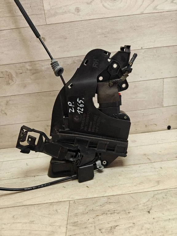 Rear door lock 30699112