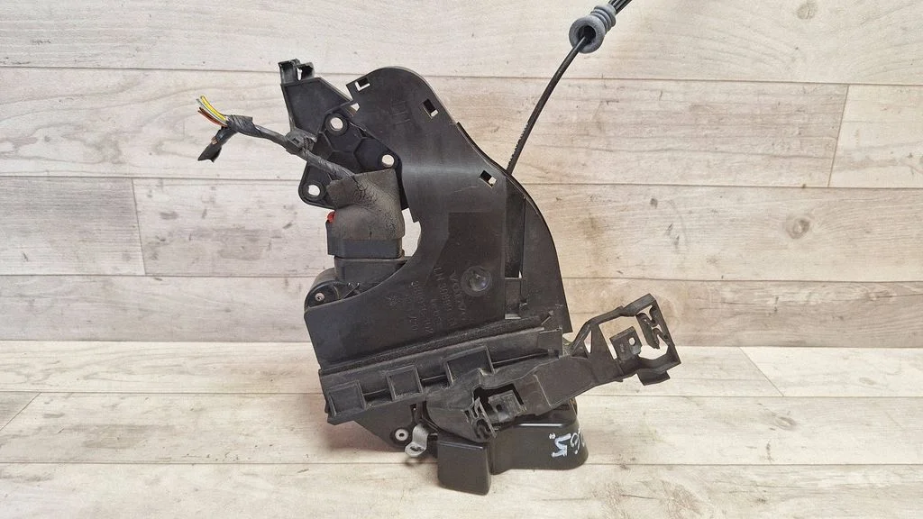 Rear door lock 30699111