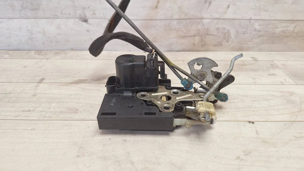 Rear door lock – rear right