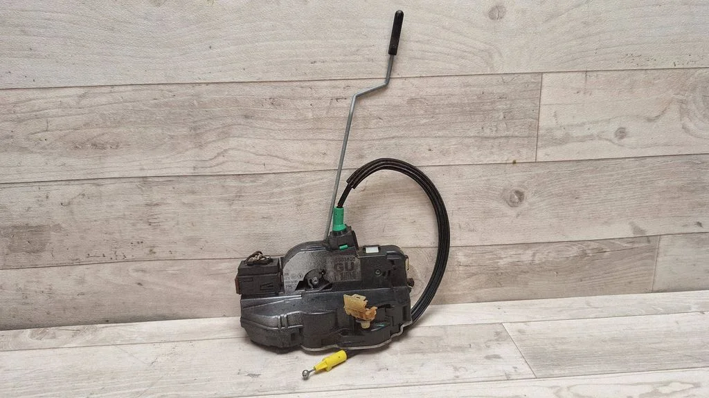 Rear door lock 13503808