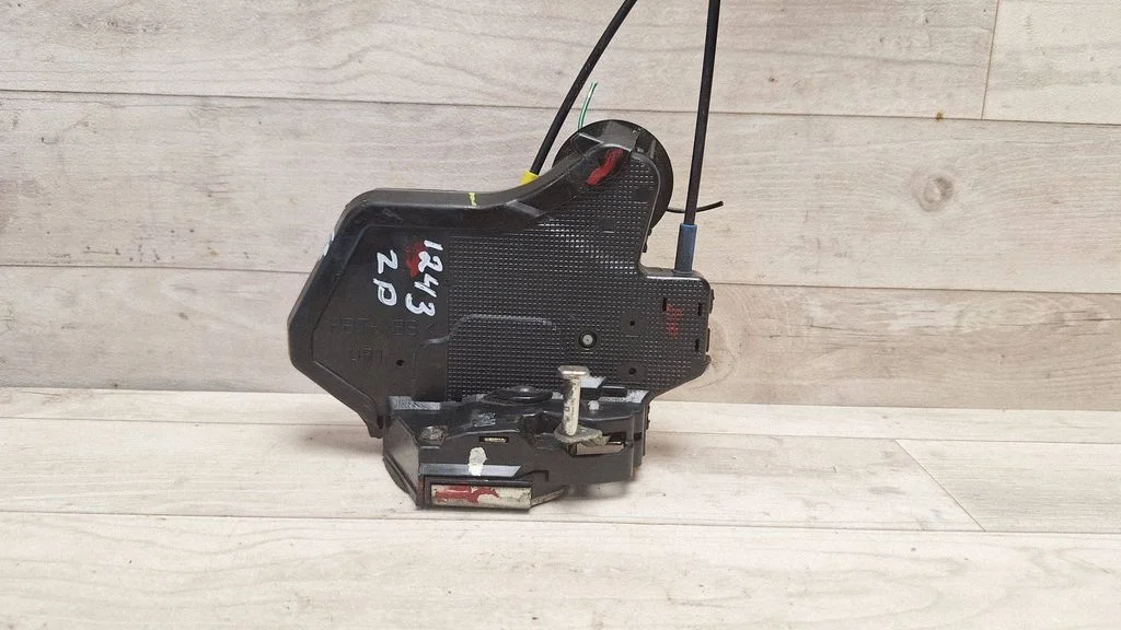 Rear door lock – rear right