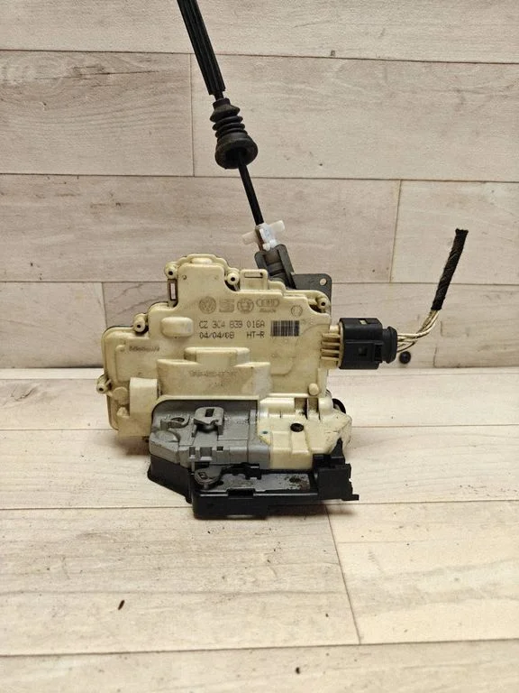 Zamek drzwi tylnych 3C4839016A